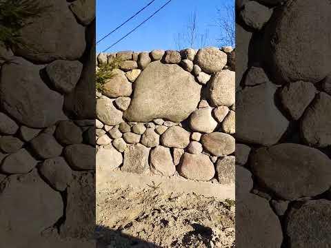 Забор из камня. Как поставить необычный забор? Установка каменного забора своими руками #стройка